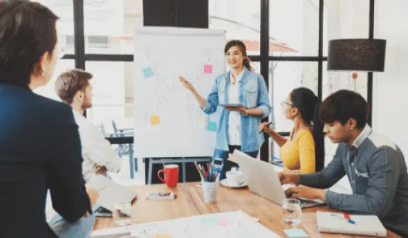 Homme qui anime une réunion devant des collaborateurs, clients ou supérieurs