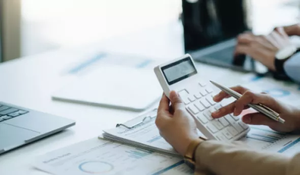 RH réalisant un calcul pour une fiche de paie