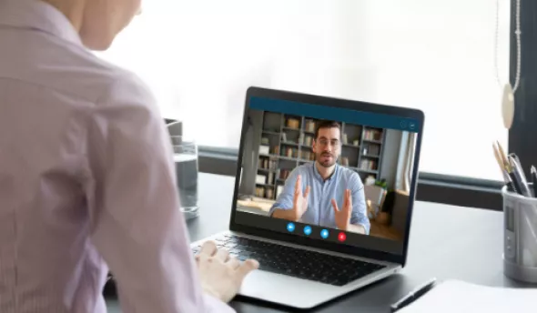 https://www.eurecia.com/sites/default/files/styles/header/public/thumbnails/image/recrutement_distance.png