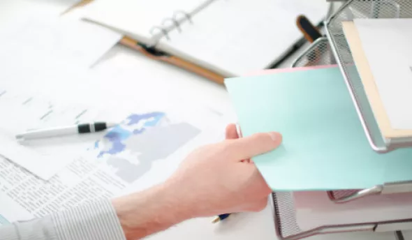 Bureau rangé et organisé pour un espace de travail qui favorise l'efficacité