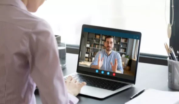 collaborateurs en flex office entrain de faire une visio