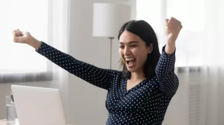 Salariée heureuse de recevoir des avantages sociaux