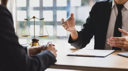 deux collaborateurs qui discutent