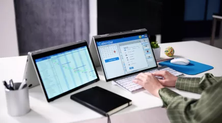 RH qui gère les temps de travail des collaborateurs depuis son ordinateur