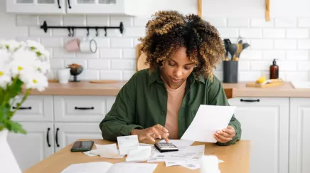 Rémunération et avantages sociaux, collaboratrice entrain de faire ses comptes 