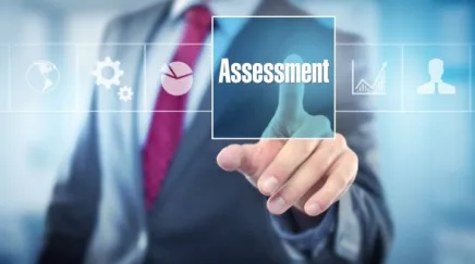 Illustration montrant l'utilisation de l'Assessment Center pour évaluer l'expertise et la performance des candidats lors du recrutement.