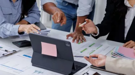 Illustration d'un professionnel en train d'effectuer un bilan de formation, en analysant les compétences acquises et les objectifs atteints