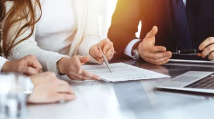 Illustration d'un responsable RH gérant un contrat CDD multi-remplacement, optimisant le remplacement de plusieurs salariés avec une seule démarche.