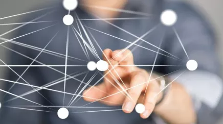 Illustration montrant les meilleures pratiques pour améliorer la communication transversale et faciliter les échanges interservices en entreprise.