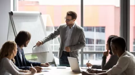 Illustration d'un professionnel évaluant différentes options de formation, mettant en lumière les critères de choix pour un dispositif adapté aux besoins de l'entreprise.