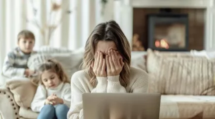 Un parent salarié travaillant à domicile avec son enfant, illustrant l'importance des politiques de soutien à la parentalité en entreprise.