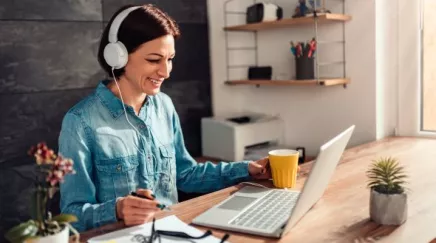 Illustration des risques liés à l'isolement en télétravail et des stratégies pour les prévenir afin de maintenir le bien-être des employés.