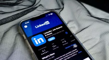 Stratégies et conseils pour utiliser LinkedIn efficacement dans le recrutement, de la recherche de candidats à la gestion des annonces.