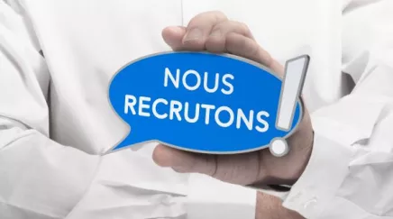 Rédaction d'un message de recrutement percutant sur ordinateur
