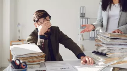 Conseils pratiques pour identifier, prévenir et gérer le mobbing au travail afin de préserver le bien-être et la sécurité des employés.