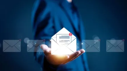 Professionnel en train de concevoir une newsletter d'entreprise, avec des éléments clés comme le design, le contenu engageant et l'analyse des performances.