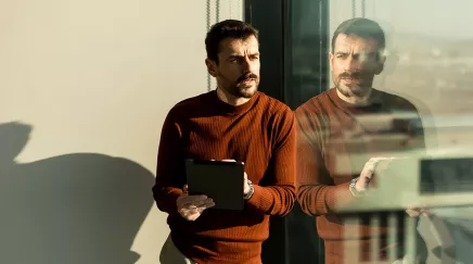 Un homme travaille sur tablette
