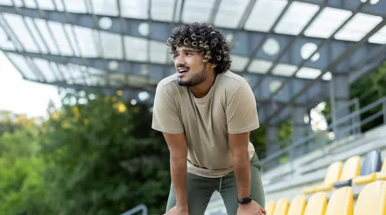 Un homme qui a terminé une séance de sport