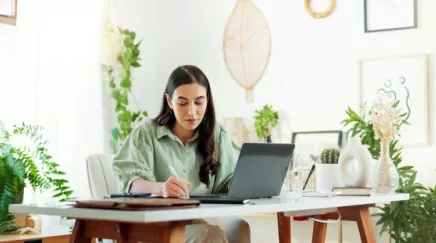 Explication des droits légaux des salariés en télétravail pour raisons médicales ou thérapeutiques, mettant en lumière les protections et les conditions associées.