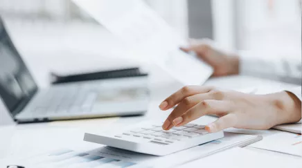 RH calculant la rentabilité et le ROI des logiciels RH qui lui sont proposés