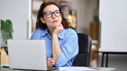 RH réfléchissant aux questions à poser durant sa démo SIRH