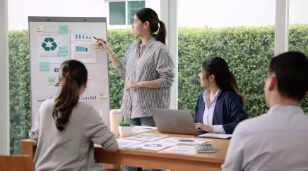 RH présentant sa stratégie de conduite du changement aux managers de son entreprise