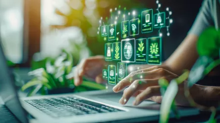 femme devant son ordinateur RSE