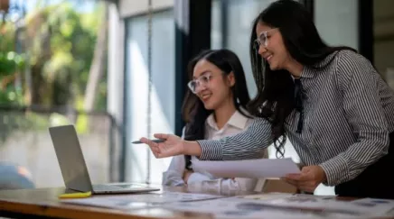 Collègues échangeant via bulles de dialogue et icônes collaboratives.