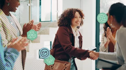 Salariée accueillie chaleureusement par ses nouveaux collègues lors de son arrivée en entreprise