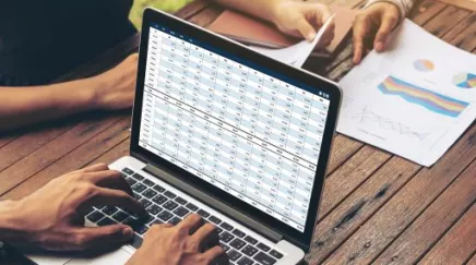 Equipe collant des post‑it sur une charte murale