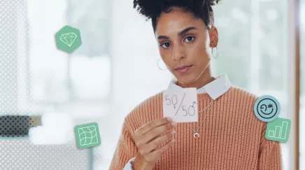 Femme sérieuse tenant une pancarte « 50/50 » sur l’égalité salariale