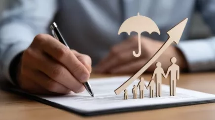 Signature d’un accord RH : figurines famille, parapluie protecteur et flèche de croissance.