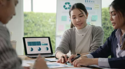 Equipe RH qui analyse les KPI de la stratégie RSE de leur entreprise