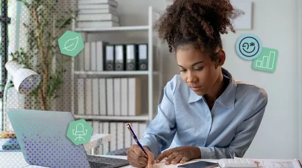 Jeune analyste RSE prenant des notes pour un reporting extra-financier en entreprise