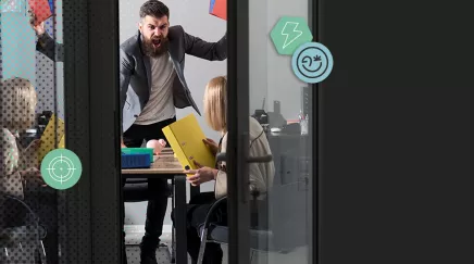 Manager en colère criant sur des collaborateurs en réunion fermée