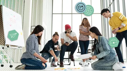 Équipe diversifiée en session de brainstorming au sol d’un bureau lumineux