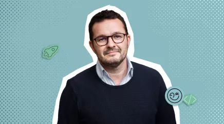 Photocollage du portrait Vincent Mandinaud sur fond bleu interview tech inno eurécia média (chef de projet transitions numériques)