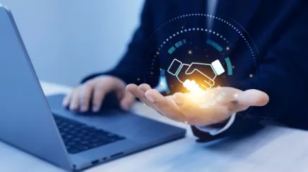 Responsable RH, salarié et médecin du travail examinant ensemble l’avis d’inaptitude dans un bureau lumineux.