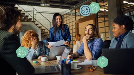Groupe de jeunes professionnels en réunion dans un bureau moderne et chaleureux