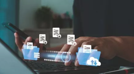 Manager inspirant son équipe autour d’une table de réunion, illustrant le leadership transformationnel en action.