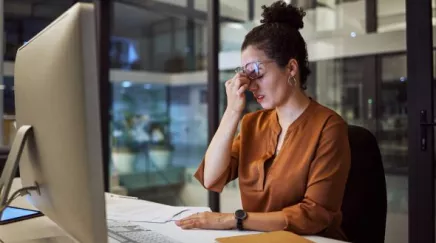 Manager examinant un planning d’équipe réduit sur écran, illustrant la gestion du sous-effectif en entreprise.