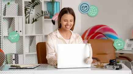 Responsable RH devant son ordinateur 