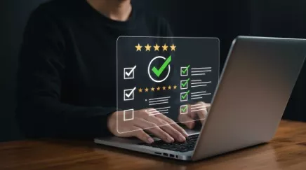 Manager consultant un tableau de résultats de questionnaire d’évaluation pour améliorer la performance d’une équipe.