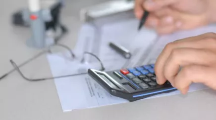 Responsable paie saisissant les cotisations URSSAF dans un logiciel SIRH pour assurer la conformité sociale de l’entreprise.