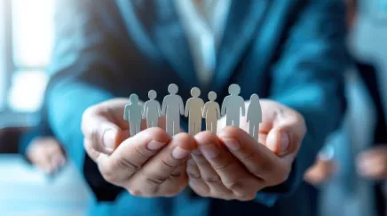 Équipe réunie discutant des valeurs d’entreprise lors d’un atelier collaboratif.