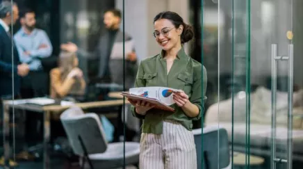 Manager réunissant son équipe pour annoncer officiellement la démission d’un collègue.