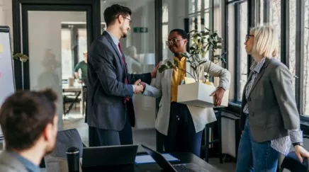 Manager présentant à l’équipe le calendrier de communication pour le départ à la retraite d’un collègue.