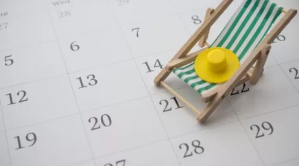 Salarié aidant échangeant avec son parent âgé à domicile tout en remplissant le formulaire de congé proche aidant.