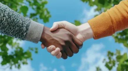 Volontaire formant de jeunes écoliers africains lors d’un congé solidaire.