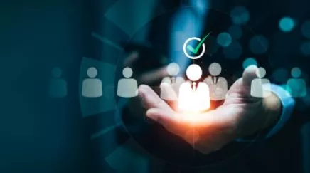 Salarié hésitant entre deux panneaux indiquant « Démission » et « Rupture conventionnelle ».